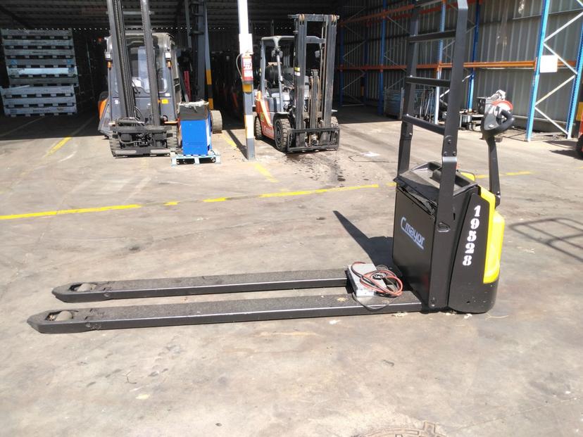 Transpaleta eléctrica 2000Kg YALE MP20